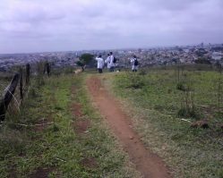 Estudantes de Medicina em visita a campo na Associação