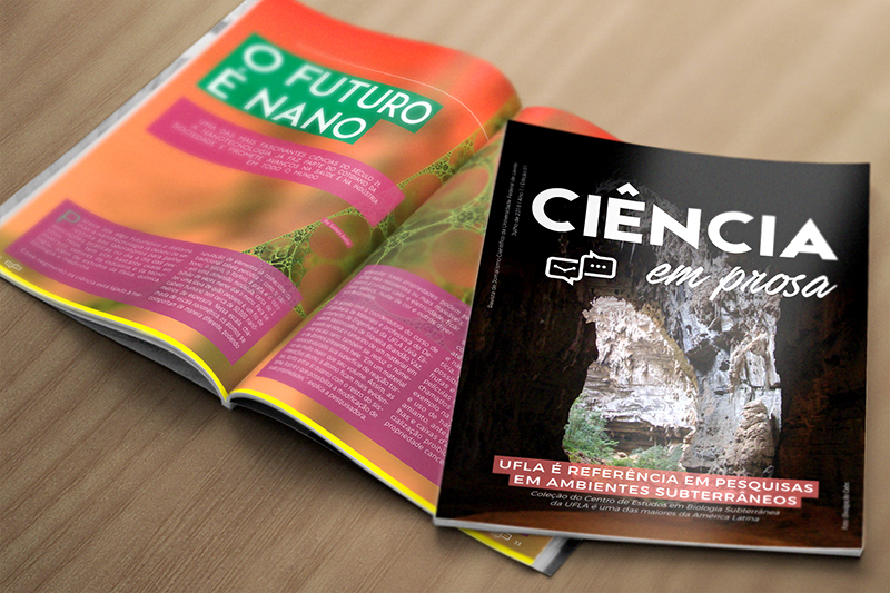 Imagem de duas revistas Ciência em Prosa, uma com a capa sobreposta à outra revista aberta.