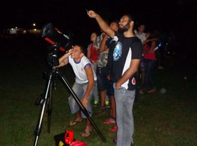 imagem de pessoas com telescópio