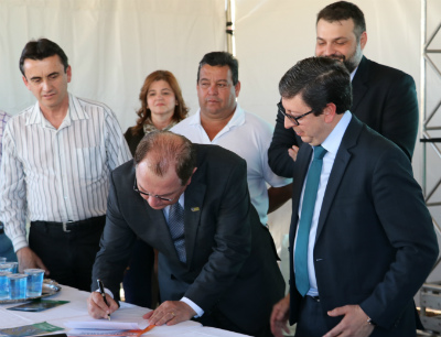 Reitor assina a escritura de transferência do terreno à UFLA, ao lado do prefeito e de vereadores de São Sebastião do Paraíso