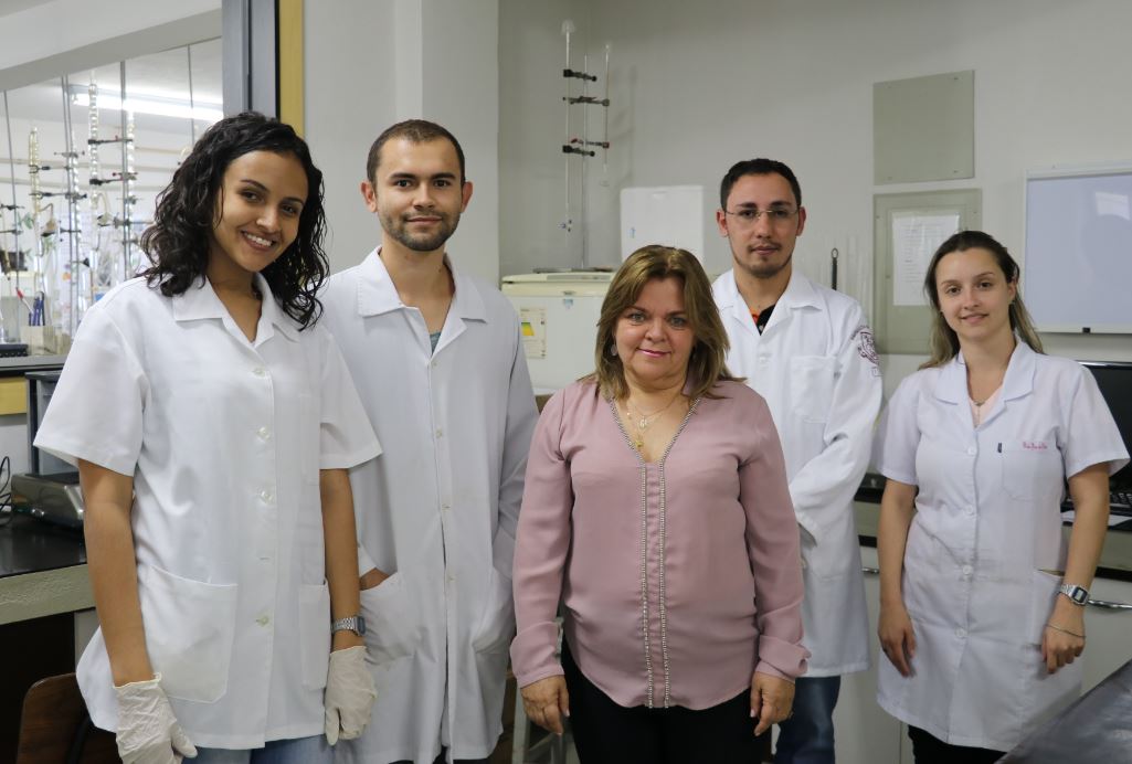 Professora Graça (ao centro), acompanhada de estudantes que colaboraram com a pesquisa de Manuel.