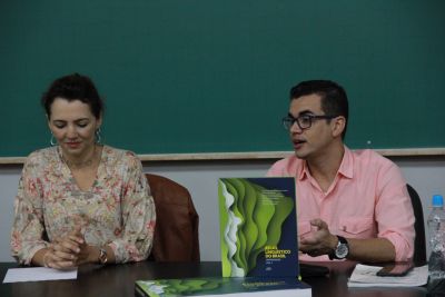 Os professores Valter Romano e Raquel Martins, na mesa-redonda sobre o Projeto ALiB e o conhecimento da realidade linguística brasileira