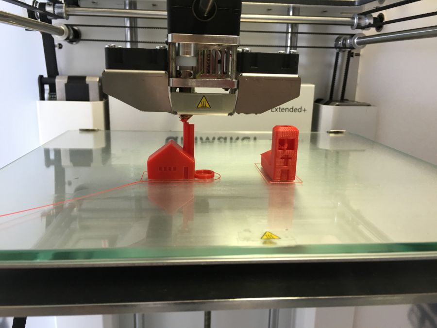 impressora  3D em funcionamento