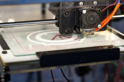 impressora  3D em funcionamento