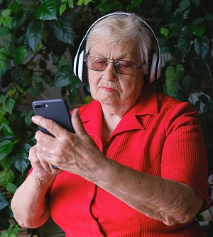 idosa utilizando celular