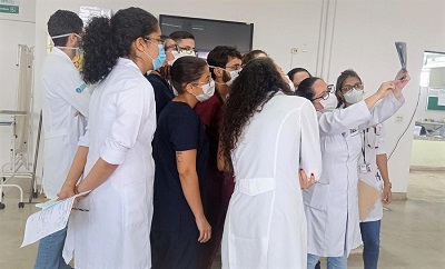 Estudantes de medicina recebem orientação da professora durante internato