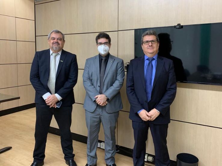 Reunião realizada com o secretário Adjunto da SESu, Eduardo Gomes Salgado (ao centro). À esquerda, prof. João Chrysostomo, e à direita, professor Valter.