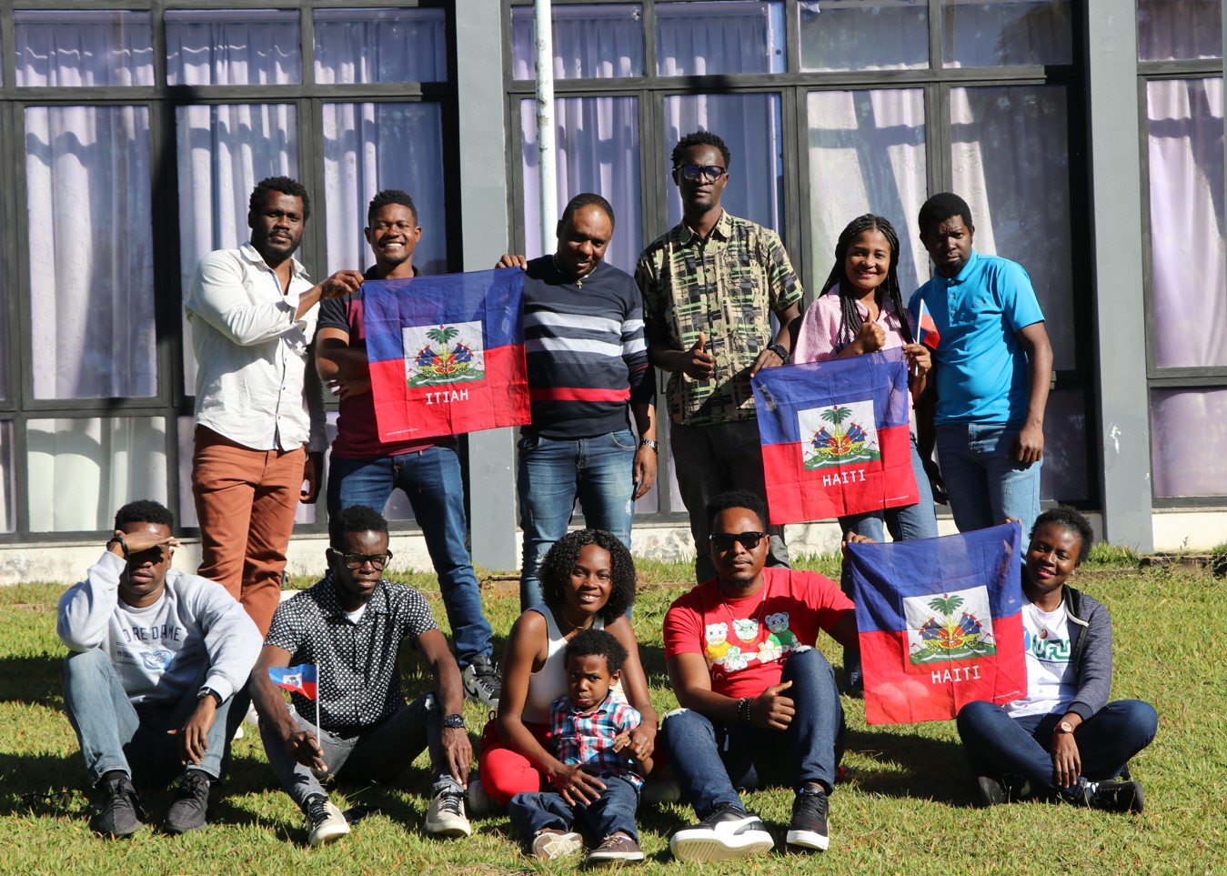 Em formação na UFLA, estudantes estrangeiros celebram o Dia da Bandeira do Haiti 