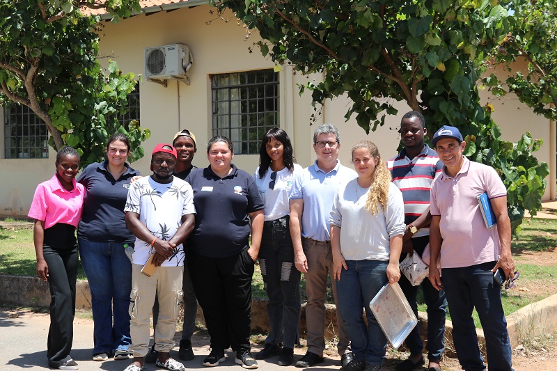 Técnicos de Moçambique, que participam do projeto Ação Humanitária de Hortaliças, visitam a UFLA