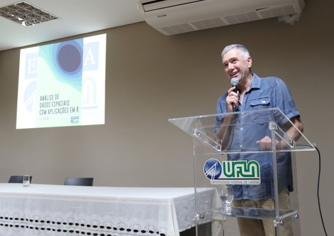 Editora UFLA realiza lançamento de livros em cerimônia com a apresentação do Relatório de Gestão 2020-2024