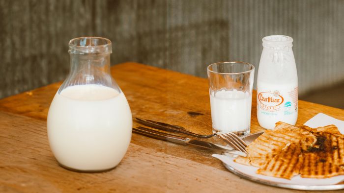 Feito de leite ou soro de leite: a escolha dos produtos no supermercado