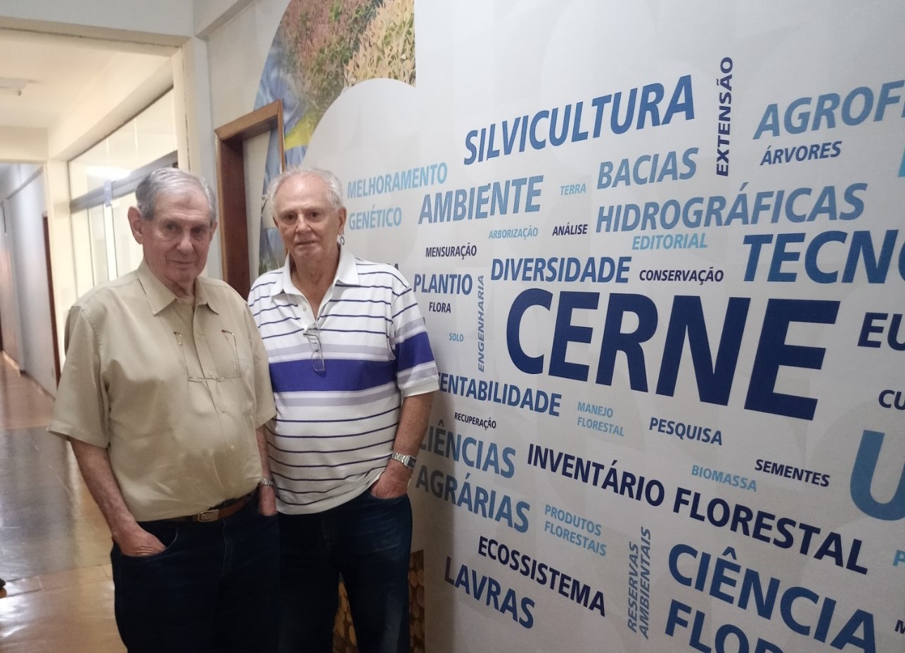 Revista Cerne da UFLA completa 30 anos e recebe visita de autor do primeiro artigo do volume inaugural