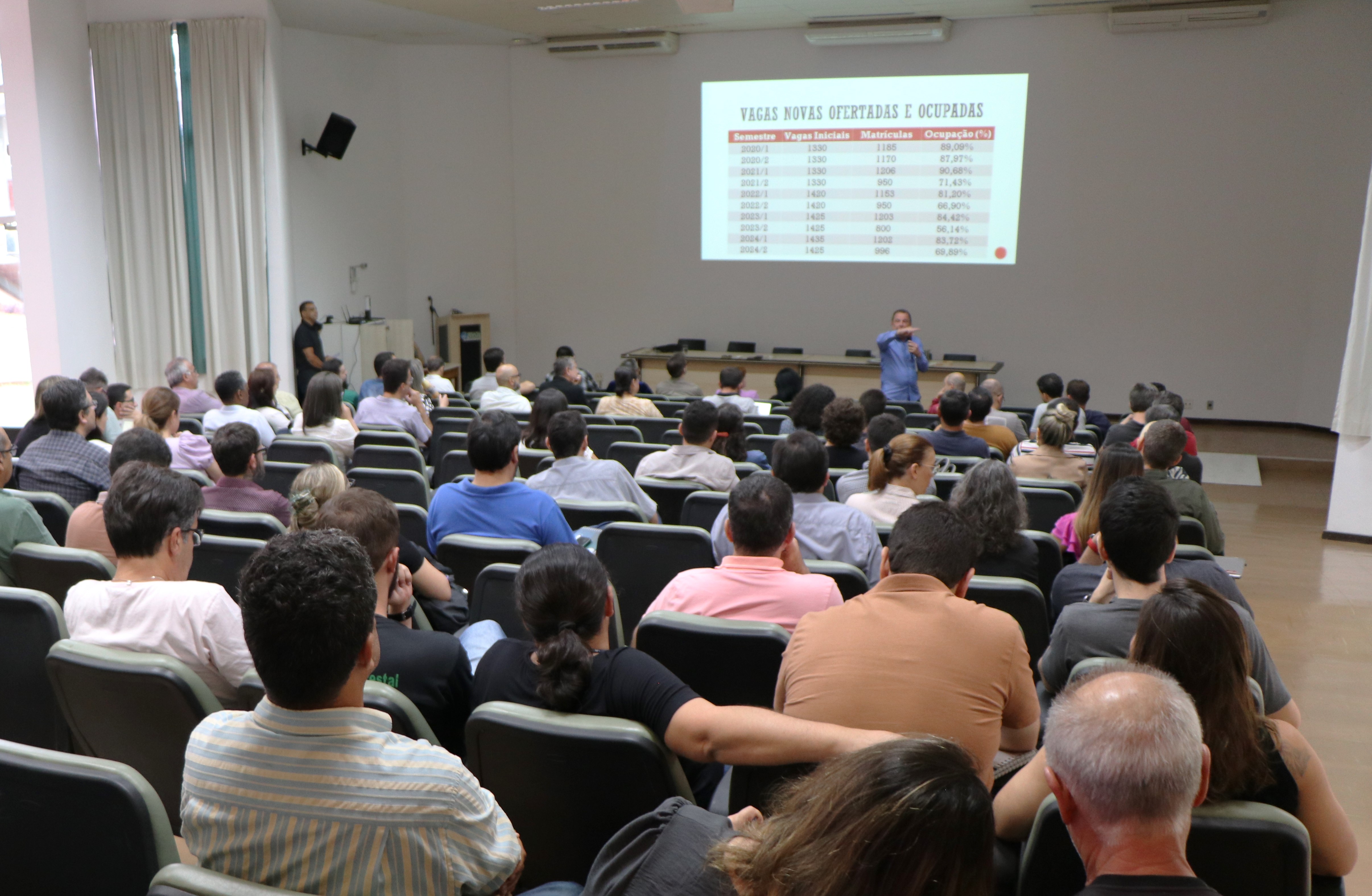 Reunião discute estratégias para atração e permanência de estudantes na UFLA