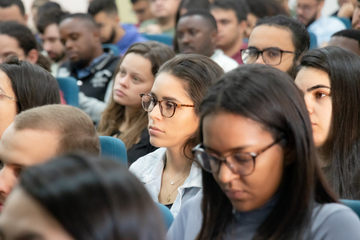 Gentileza solicitar descrição da imagem