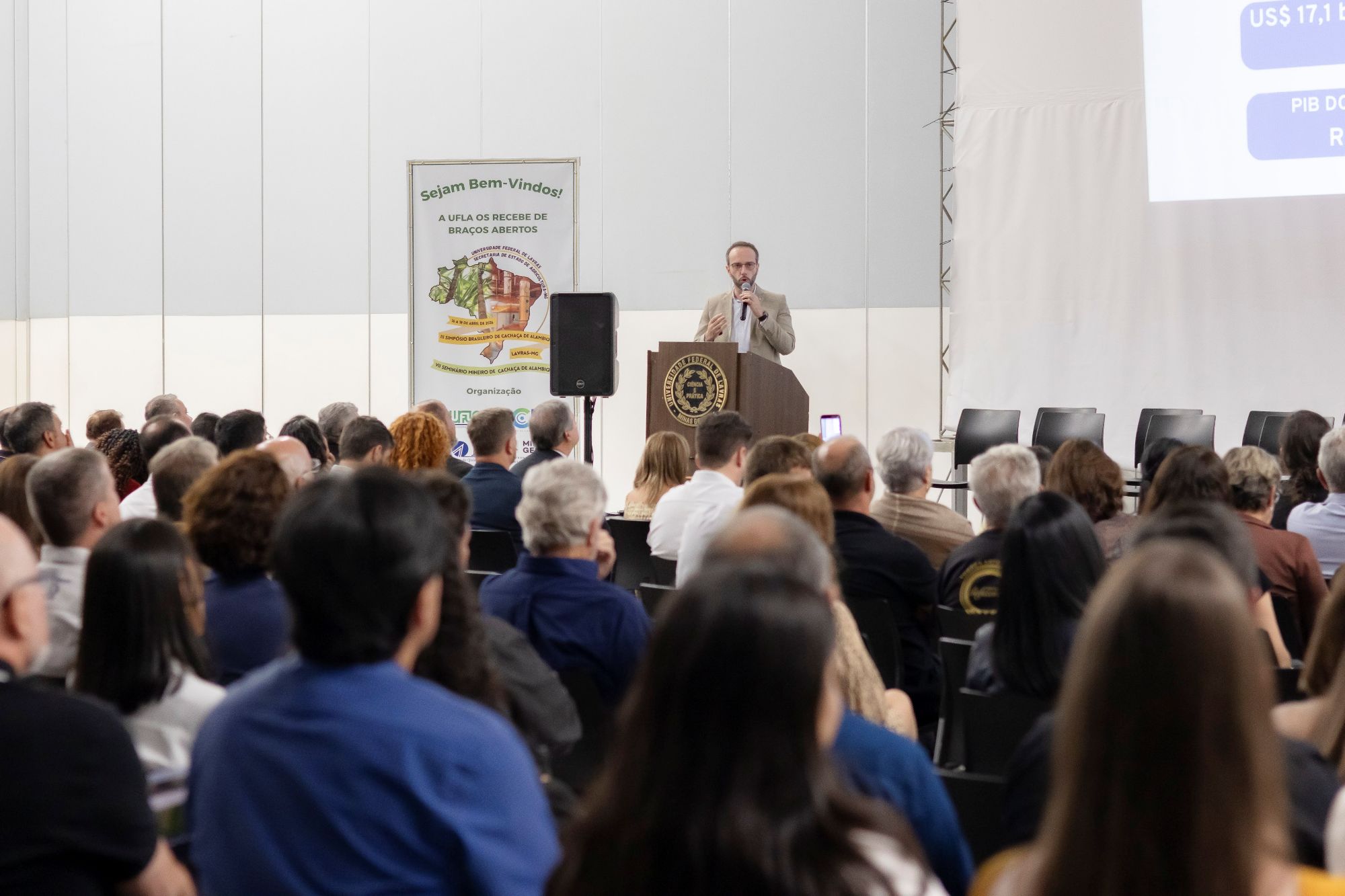 UFLA sedia simpósio e seminário que fortalecem inovação e tradição na cachaça de alambique