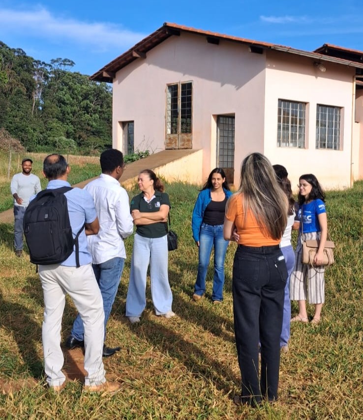 Auditório com participantes acompanhando apresentação sobre inovação