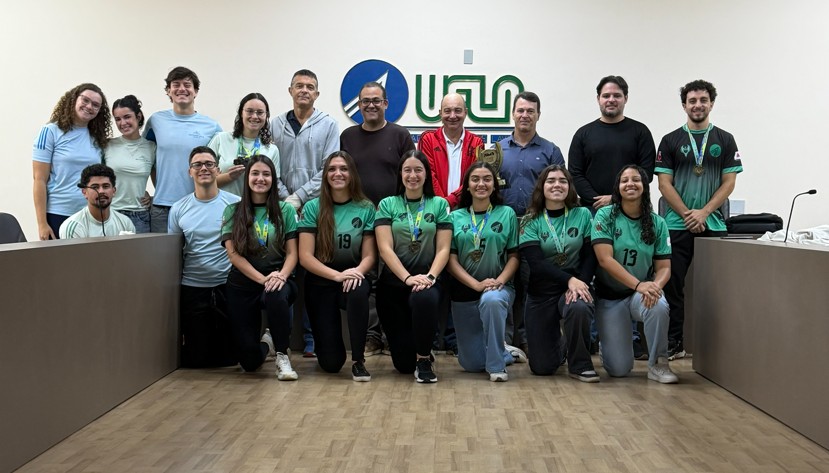 Reitoria da UFLA recebe atletas após resultados no JUMS 2026