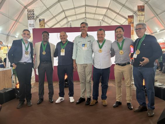 Professor da UFLA recebe Medalha do Queijo Artesanal de Minas por contribuição à cadeia produtiva 