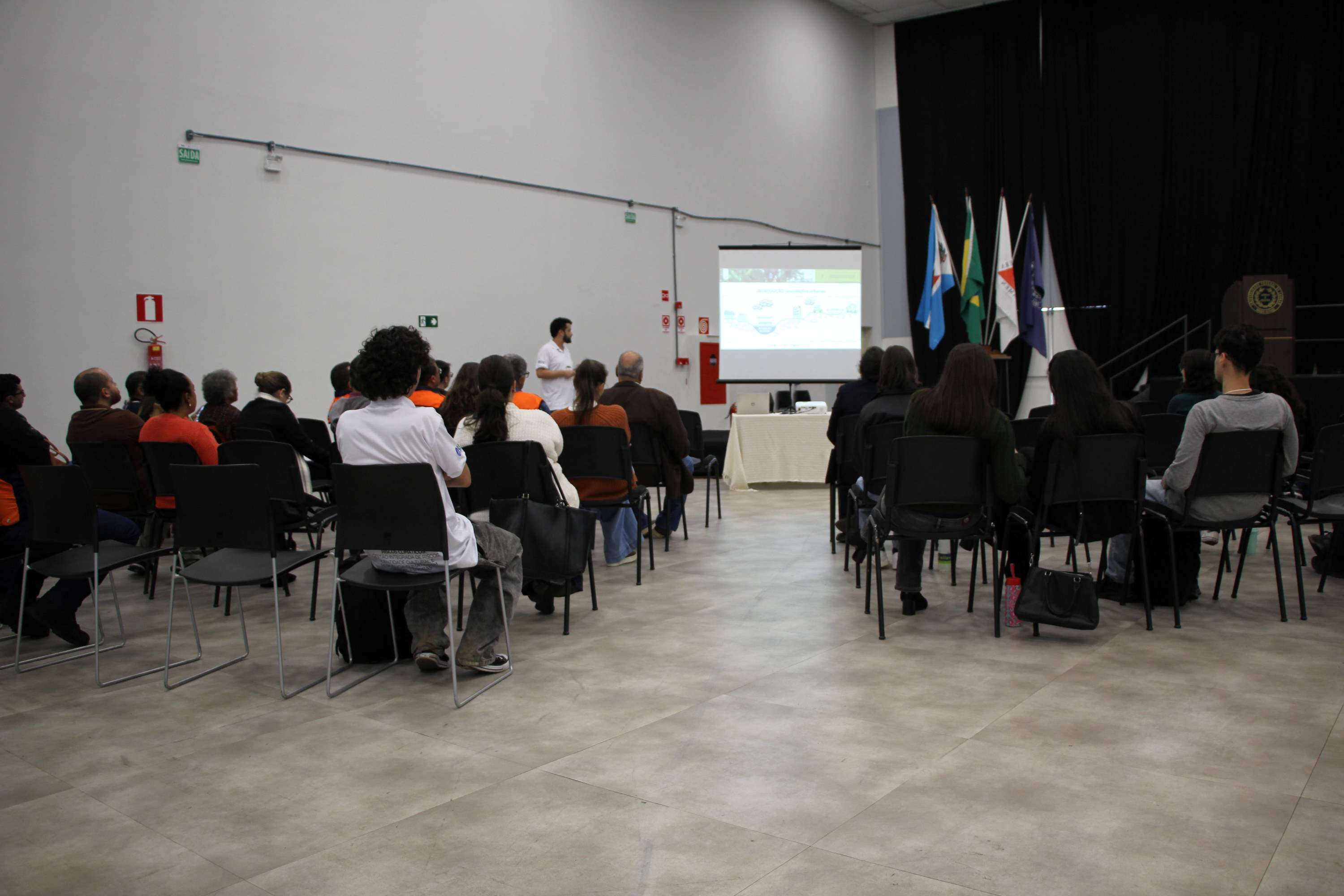 UFLA sedia encontro sobre mudanças climáticas, gestão de riscos e futuro da tipuana centenária de Lavras