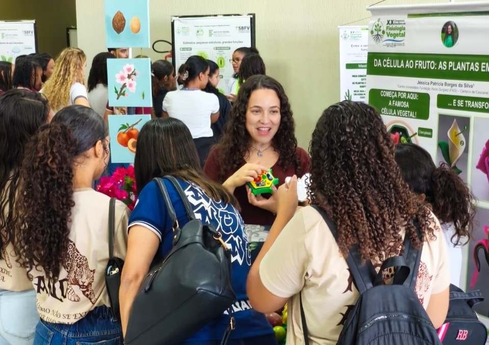 Pesquisadores da UFLA organizam mostra científica para estudantes durante Congresso Brasileiro de Fisiologia Vegetal