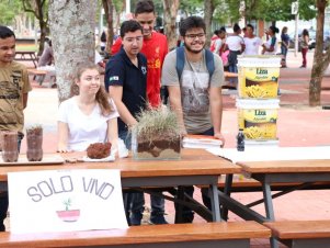 Feira agroecológica na UFLA recebe estudantes de Escola Estadual de Lavras